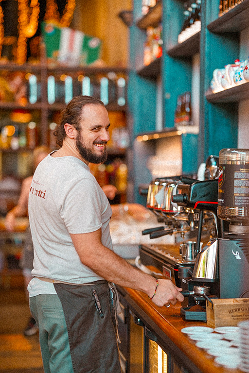 serveur café restaurant italien